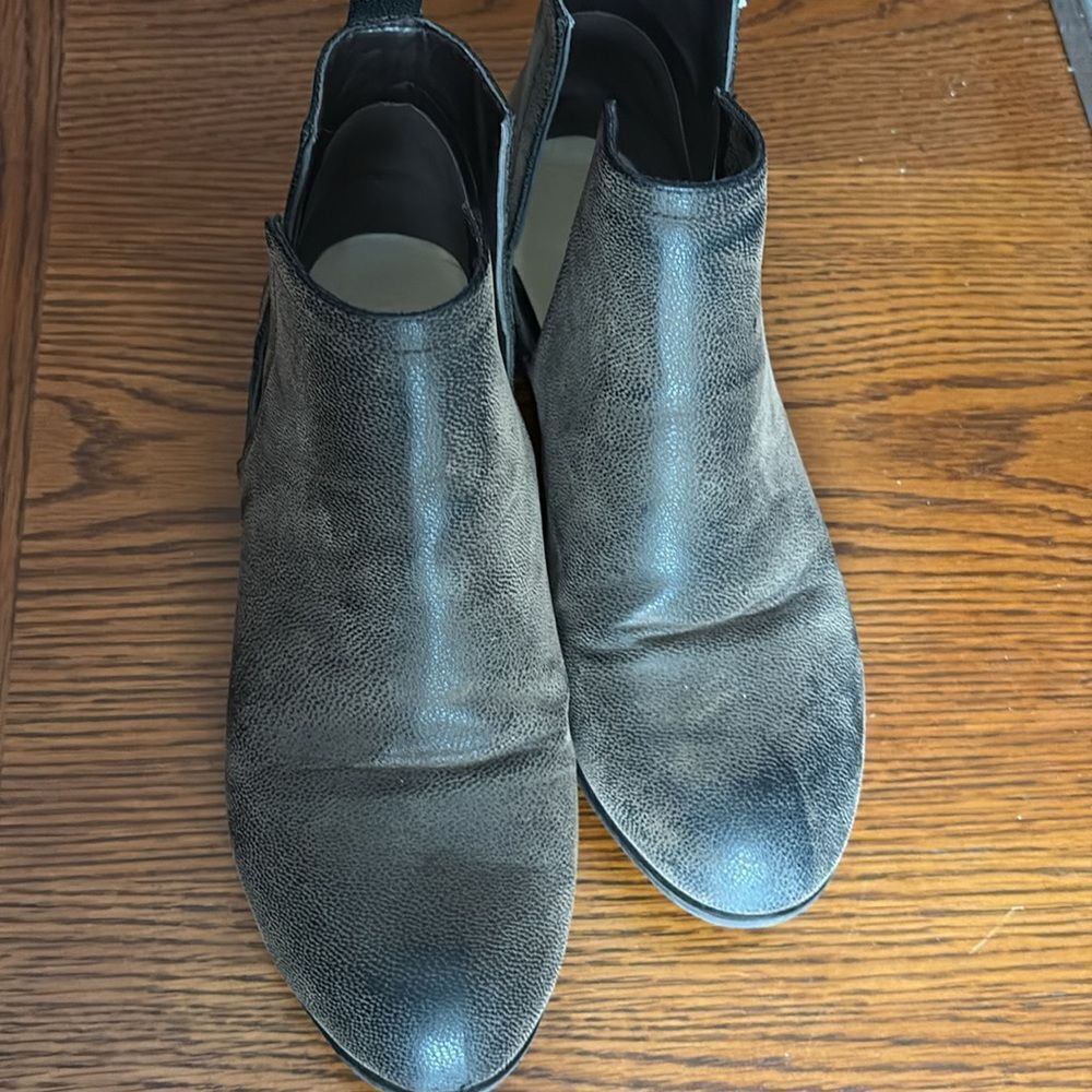 Pierre Dumas size 9 boot, a light and dark brown color, depending on light